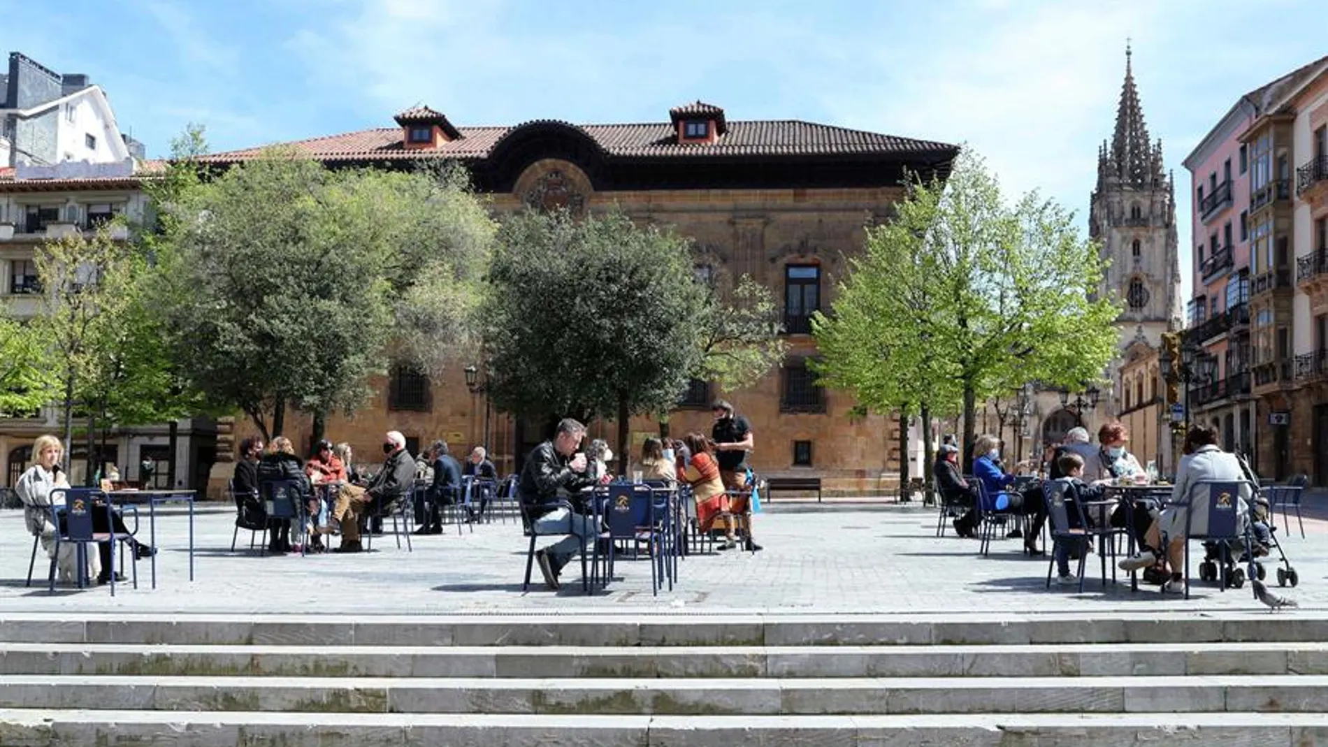 Personas en una terraza en Oviedo, Asturias