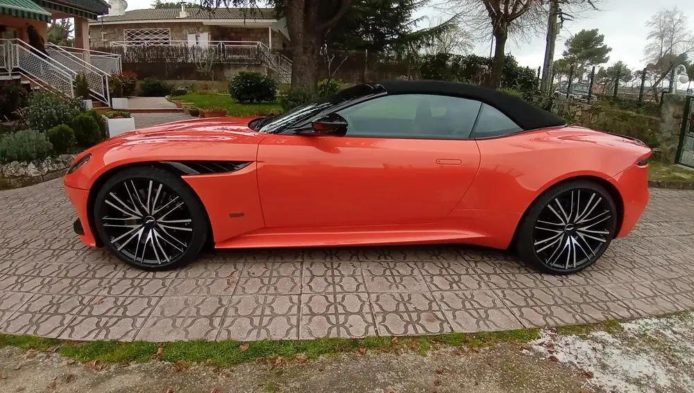 Aston Martin DBS Superleggera Volante