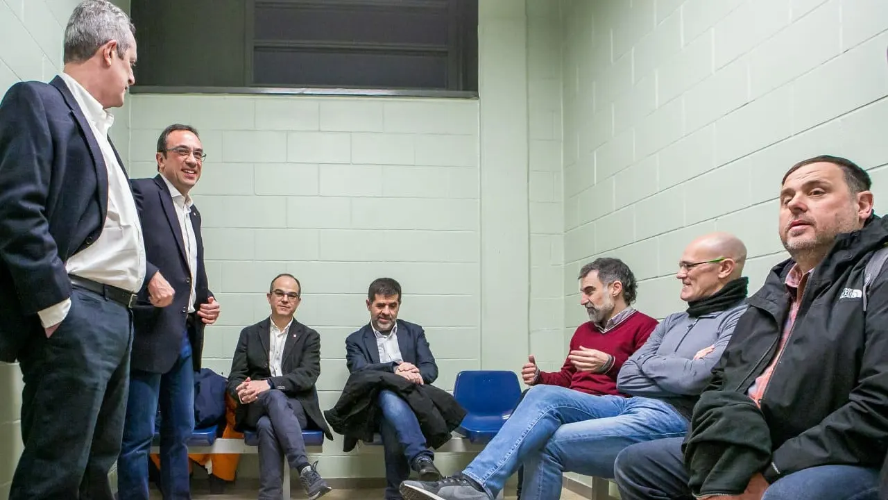 Oriol Junqueras, Raúl Romeva y otros presos del procés, esperando al traslado en la prisión de Lledoners.