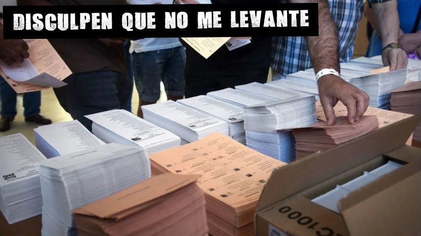 Mesa con papeletas electorales