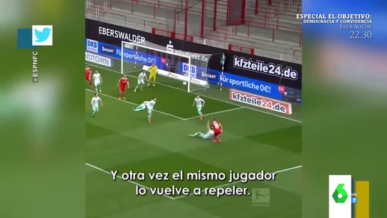 La surrealista parada triple de un jugador del Werder Bremen en el suelo del área La surrealista parada triple de un jugador del Werder Bremen en el suelo del área