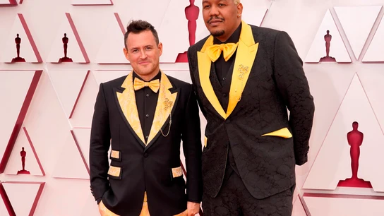 Martin Desmond Roe (izquierda, director del corto) y Travon (codirector) en la alfombra roja de la 93 edición de los premios de la Academia de Hollywood Oscars