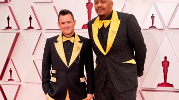 Martin Desmond Roe (izquierda, director del corto) y Travon (codirector) en la alfombra roja de la 93 edición de los premios de la Academia de Hollywood