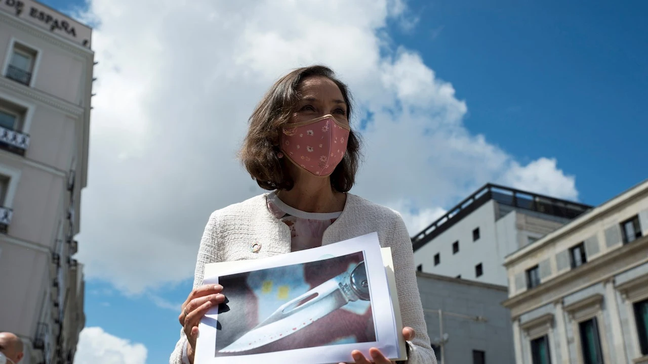 La ministra de Industria y Comercio, Reyes Maroto, muestra una fotografía de la navaja ensangrentada que ha recibido dentro de un sobre esta mañana