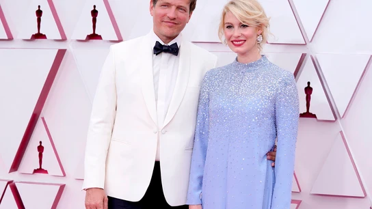 El director Thomas Vinterberg (i) y Helene Reingaard Neumann, de 'Otra Ronda' Otra ronda