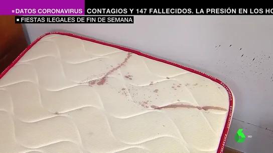 Sofás desmontados, lamparas rotas y sangre por todas partes: el deplorable estado de un piso tras una fiesta ilegal Sofás desmontados, lamparas rotas y sangre por todas partes: el deplorable estado de un piso tras una fiesta ilegal
