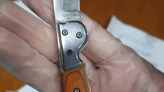La navaja recibida por Reyes Maroto, en la mano enguantada de la Policía científica Reyes Maroto amenazas