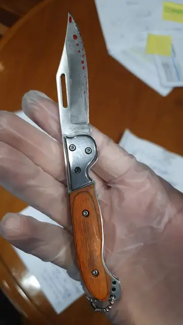 La navaja recibida por Reyes Maroto, en la mano enguantada de la Policía científica Reyes Maroto amenazas