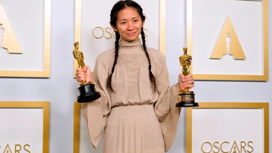 Chloé Zhao, directora de 'Nomadland', posando con dos premios Oscar Cloé Zhao