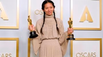 Chloé Zhao, directora de 'Nomadland', posando con dos premios Oscar