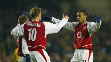 Thierry Henry y Dennis Bergkamp en el Arsenal de 'Los Invencibles'