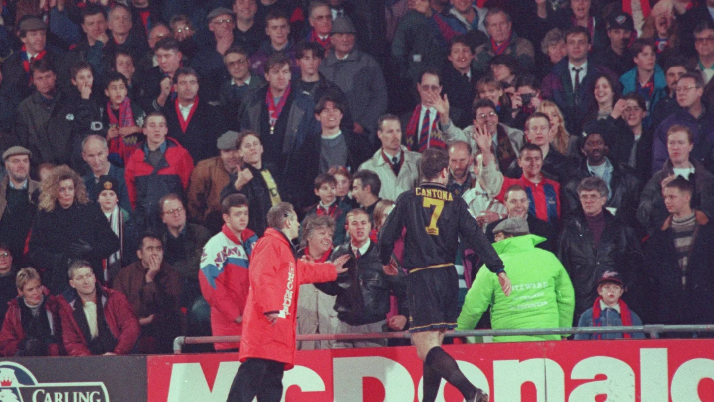 Eric Cantona en el partido frente al Crystal Palace. 1995 Eric Cantona en el partido frente al Crystal Palace. 1995