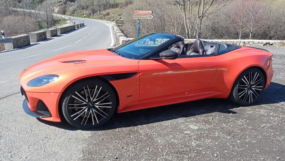 Aston Martin DBS Volante Superleggera