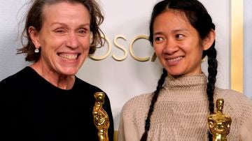 La actriz y productora Frances McDormand (i) y la directora y productora Chloe Zhao, durante la edición 93 de los premios de la Academia de Hollywood.