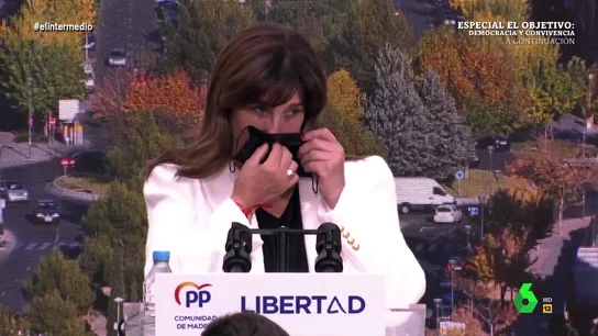 El momento en el que la alcaldesa de Pozuelo usa su mascarilla para "sacarse petróleo" El momento en el que la alcaldesa de Pozuelo usa su mascarilla para "sacarse petróleo"
