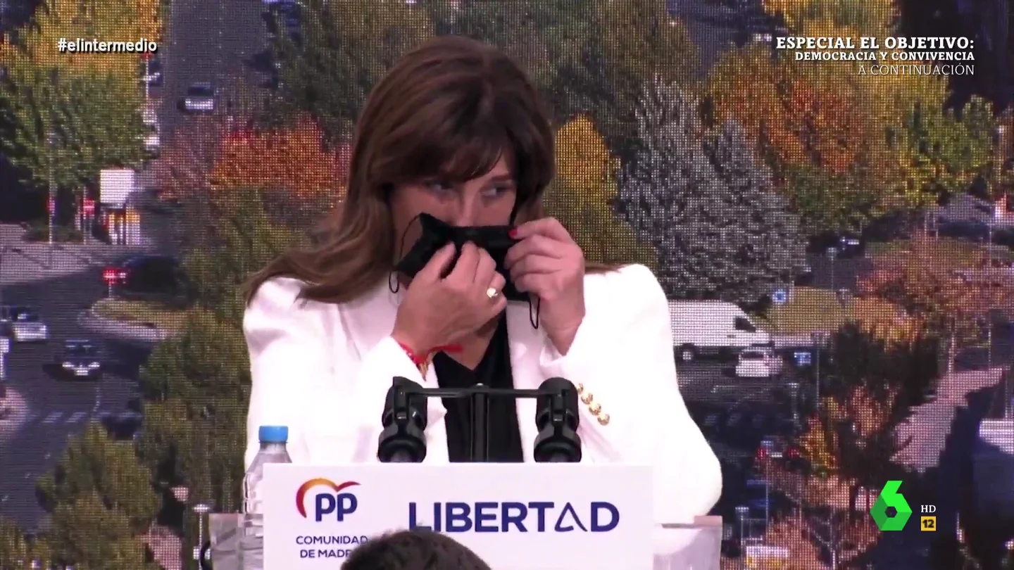 El momento en el que la alcaldesa de Pozuelo usa su mascarilla para "sacarse petróleo" El momento en el que la alcaldesa de Pozuelo usa su mascarilla para "sacarse petróleo"