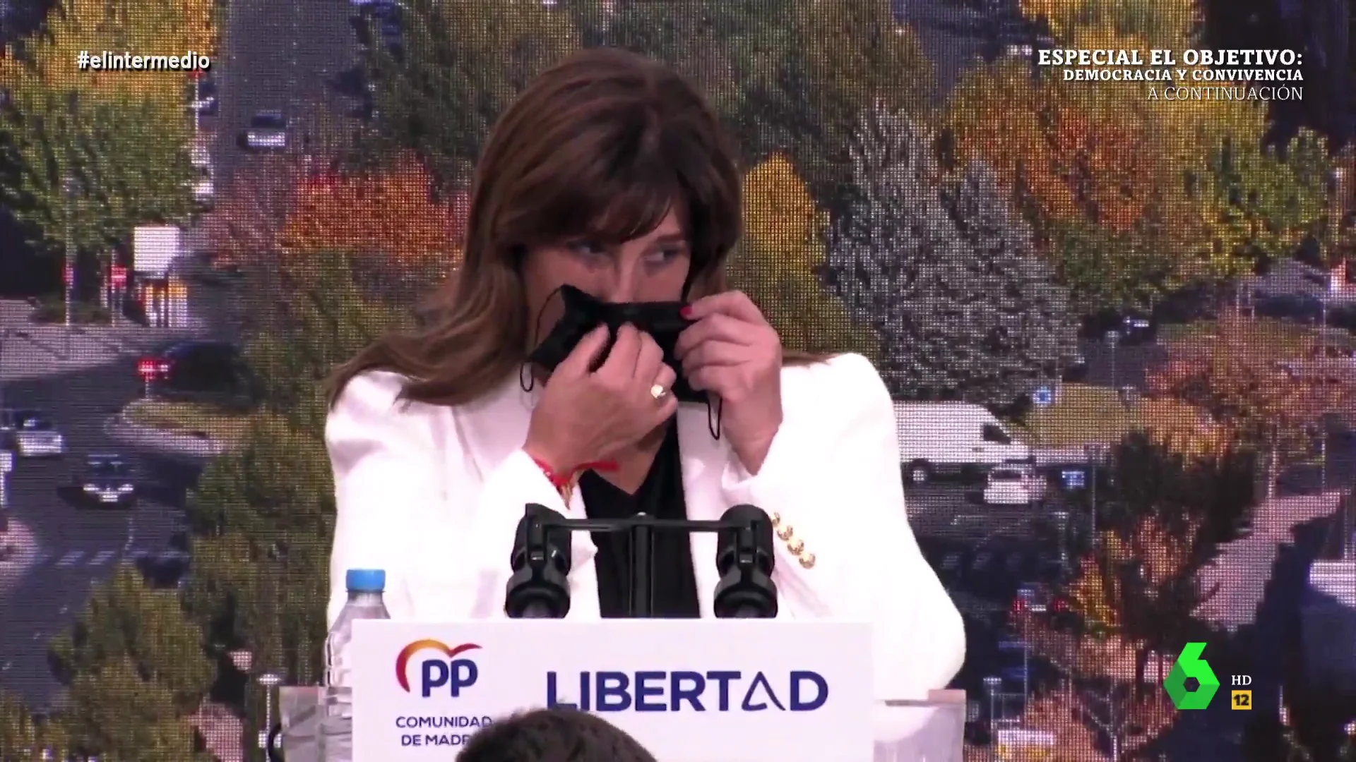 El momento en el que la alcaldesa de Pozuelo usa su mascarilla para "sacarse petróleo"