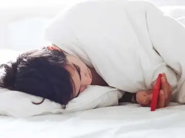 En la cama con el móvil En la cama con el móvil
