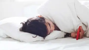 En la cama con el móvil En la cama con el móvil