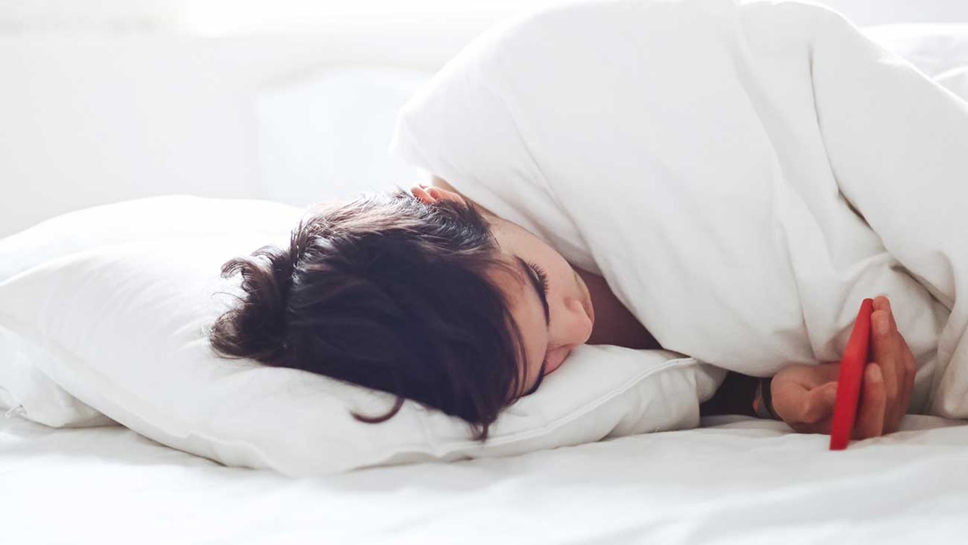 En la cama con el móvil