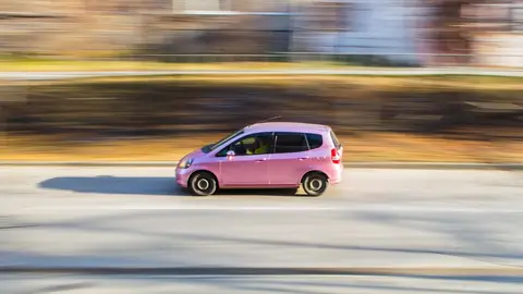 Coche circulando por la carretera Coche circulando por la carretera