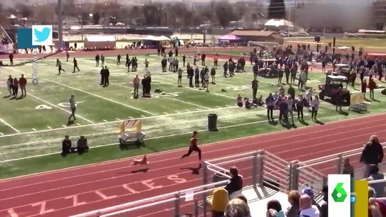 El insólito momento en el que un perro se cuela en una carrera de atletismo y acaba sorpasando a todos los corredores El insólito momento en el que un perro se cuela en una carrera de atletismo y acaba sorpasando a todos los corredores