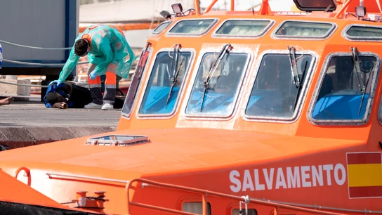 Una embarcación de Salvamento Marítimo en una operación de rescate Una embarcación de Salvamento Marítimo en una operación de rescate