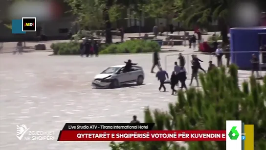 La brutal patada voladora de un joven a un conductor a través de la ventanilla para que parara de hacer zigzag La brutal patada voladora de un joven a un conductor a través de la ventanilla para que parara de hacer zigzag