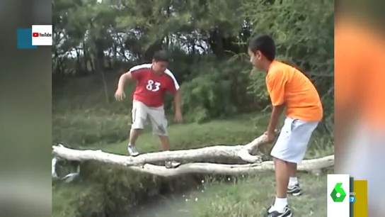 Así fue el primer viral de Youtube: el vídeo que catapulto a la fama a Edgar por su caída en un río Así fue el primer viral de Youtube: el vídeo que catapulto a la fama a Edgar por su caída en un río