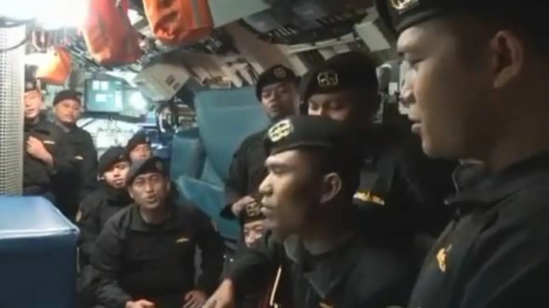 Fotograma del vídeo de los marineros del submarino hundido que ha emocionado a Indonesia