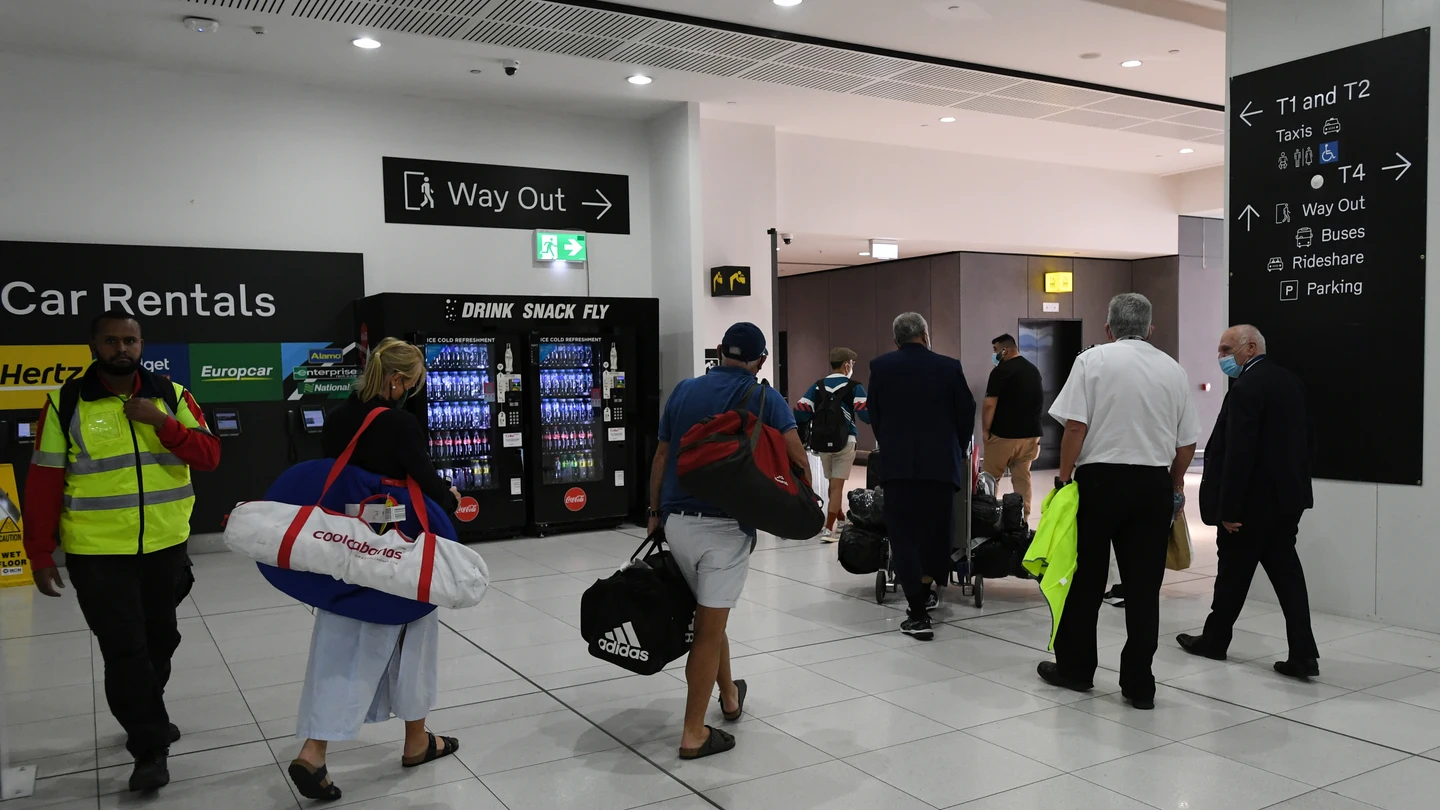 27/04/2021 06:18 (UTC) Crédito: EFE Fuente: EFE/EPA/AAP Autor: ERIK ANDERSON Temática: Sanidad y salud » Epidemias y plagas Pasajeros en el aeropuerto de Melbourne, Australia, uno de los países que ha cancelado los viajes con la India Cancelación vuelos india