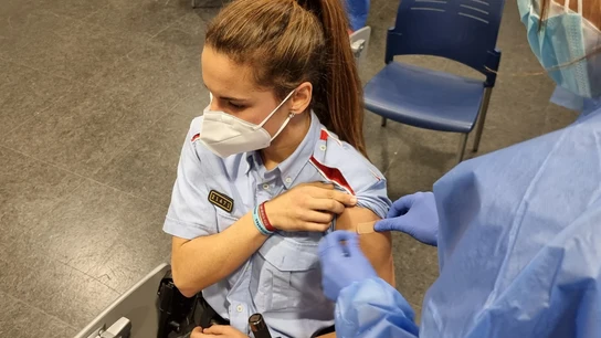 Una agente recibe la vacuna contra el coronavirus en la primera jornada de vacunación a cuerpos de emergencias Mossos vacunación