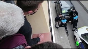 Un hombre rompe la nariz de un policía con un fuerte cabezazo para evitar ser detenido en Terrassa