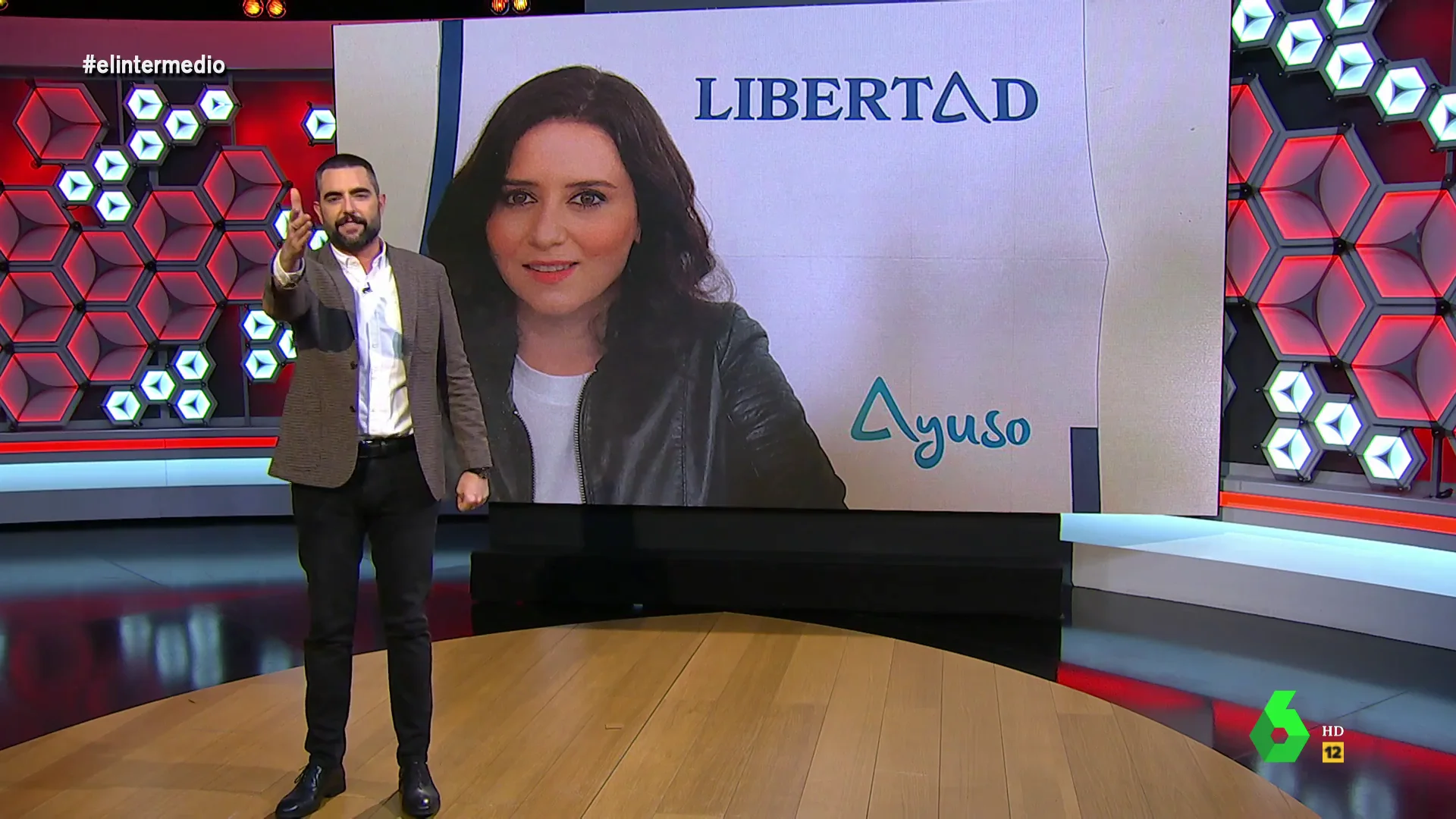 Ayuso, la "clara ganadora del buzoneo" con una carta electoral con una sola palabra: "Libertad"