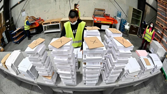 Imagen de varias empleadas de Correos con sobres de votación Voto por Correos
