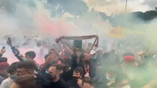 Irresponsable despedida de los aficionados a la Roma antes de viajar a Manchester Irresponsable despedida de los aficionados a la Roma antes de viajar a Manchester