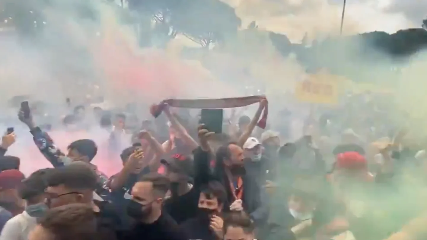 Irresponsable despedida de los aficionados a la Roma antes de viajar a Manchester Irresponsable despedida de los aficionados a la Roma antes de viajar a Manchester