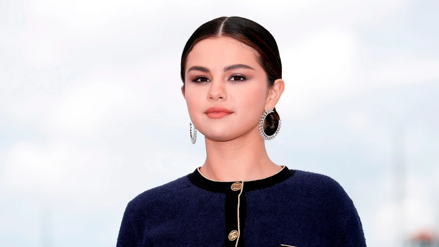 Selena Gomez responde a las críticas sobre su cuerpo: "Tengo SIBO. No me importa no parecer una 'figura de palo'" Selena Gomez responde a las críticas sobre su cuerpo: "Tengo SIBO. No me importa no parecer una 'figura de palo'"