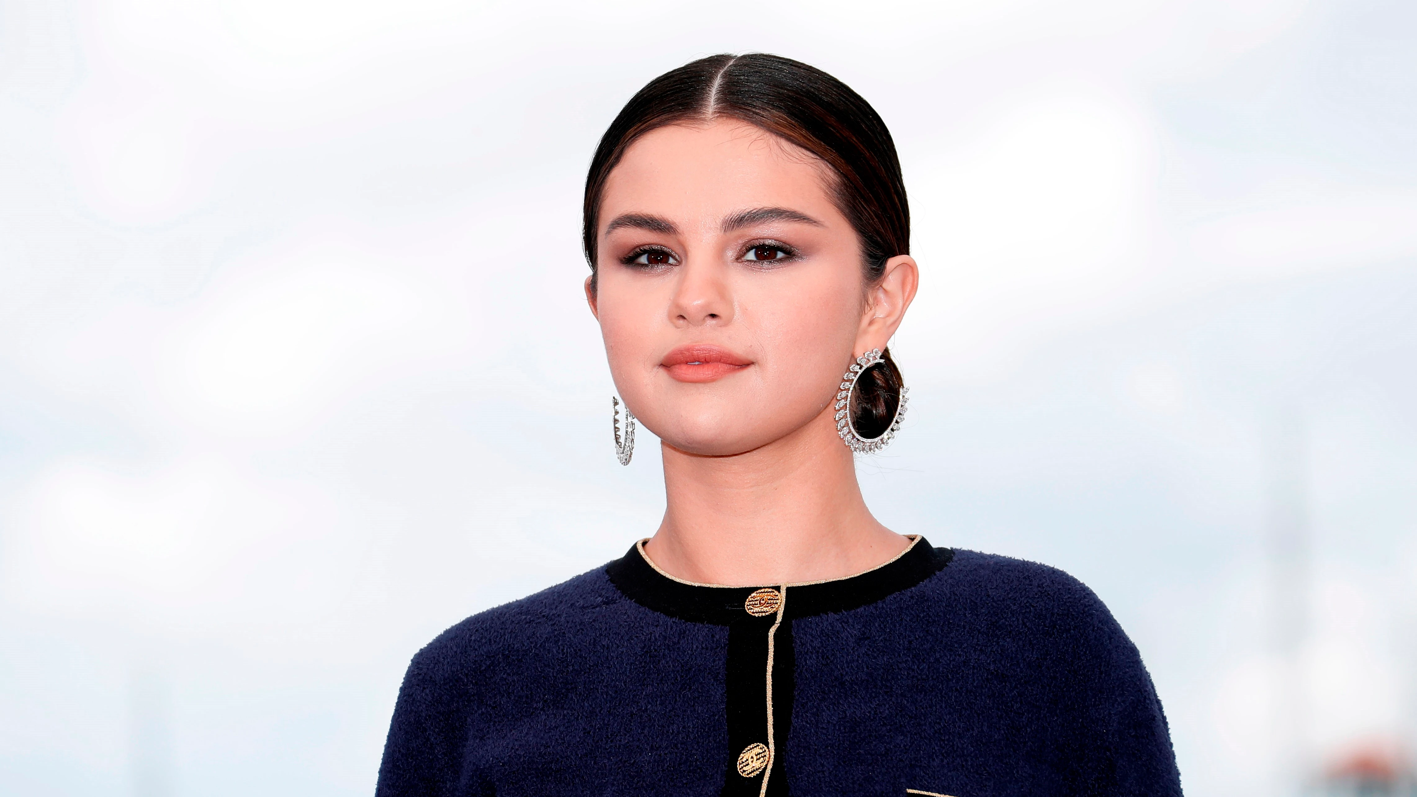 Selena Gomez responde a las críticas sobre su cuerpo: "Tengo SIBO. No me importa no parecer una 'figura de palo'" 