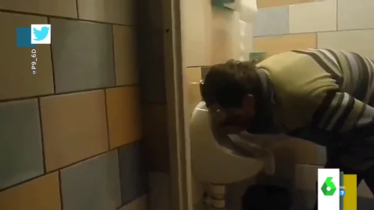 La asquerosa 'pillada' a un hombre sobrio bebiendo del inodoro de un baño público La asquerosa 'pillada' a un hombre sobrio bebiendo del inodoro de un baño público