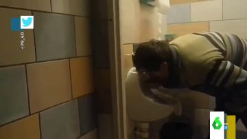 La asquerosa 'pillada' a un hombre sobrio bebiendo del inodoro de un baño público