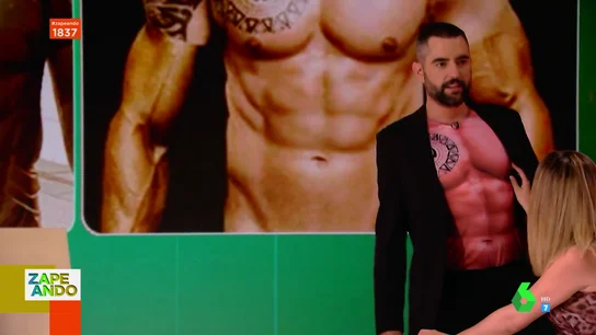El sensual momento en el que Valeria Ros le toca el pezón a Dani Mateo: "¡Uy, me habéis pillado sin camiseta!" El sensual momento en el que Valeria Ros le toca el pezón a Dani Mateo: "¡Uy, me habéis pillado sin camiseta!"