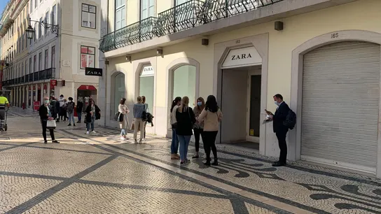 Fila de personas para entrar a la tienda de Zara de Lisboa Fila de personas para entrar a la tienda de Zara de Lisboa