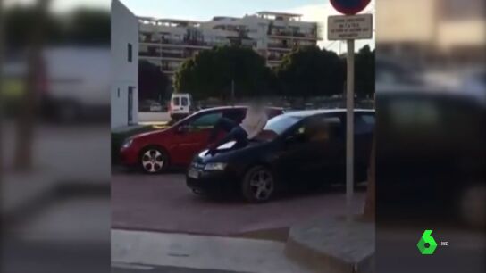 Conduce con su amigo en el cap&oacute; del coche