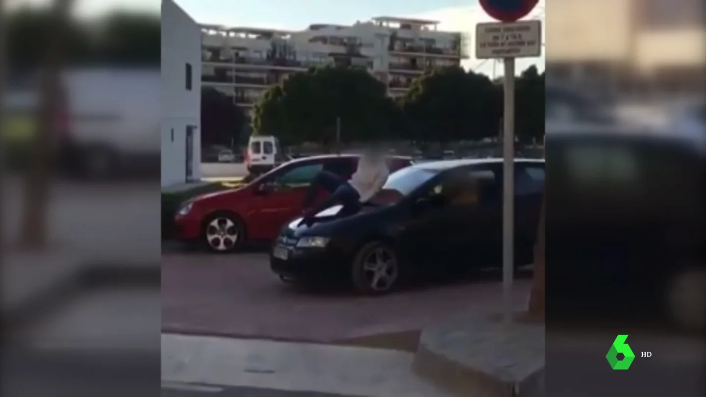Conduce con su amigo en el capó del coche Conduce con su amigo en el capó del coche