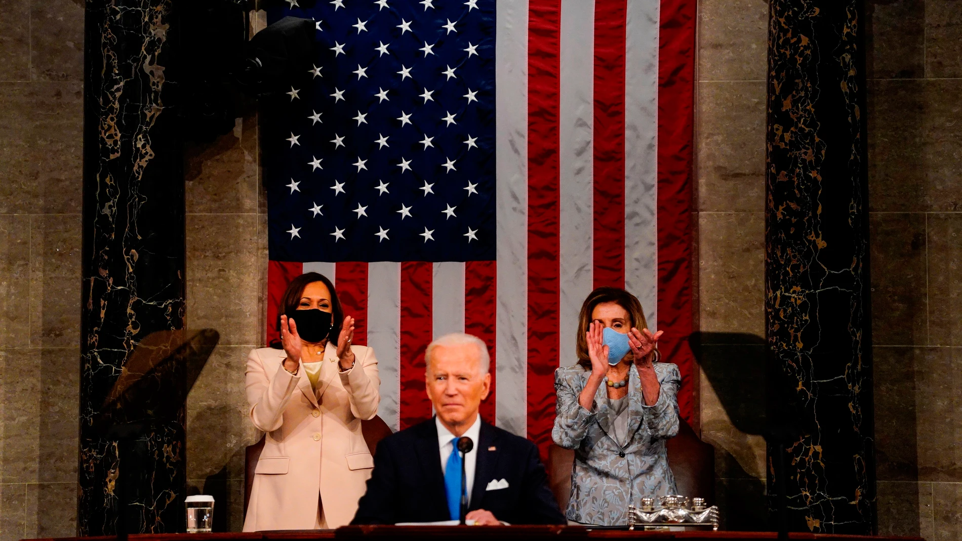 Joe Biden junto a Kamala Harris y Nancy Pelosi