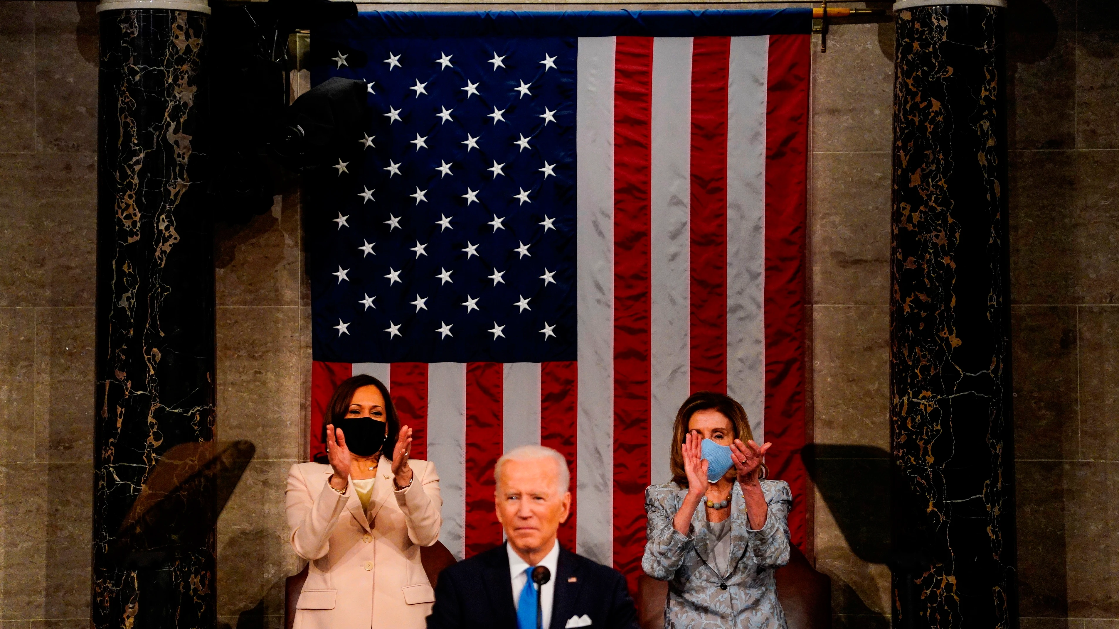 Joe Biden junto a Kamala Harris y Nancy Pelosi