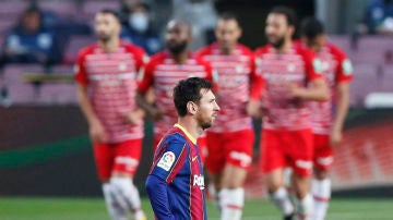 Leo Messi, devastado tras la remontada del Granada en el Camp Nou