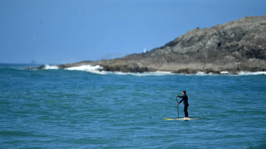 Hombre practicando Paddle Surf en Inglaterra Hombre practicando Paddle Surf en Inglaterra