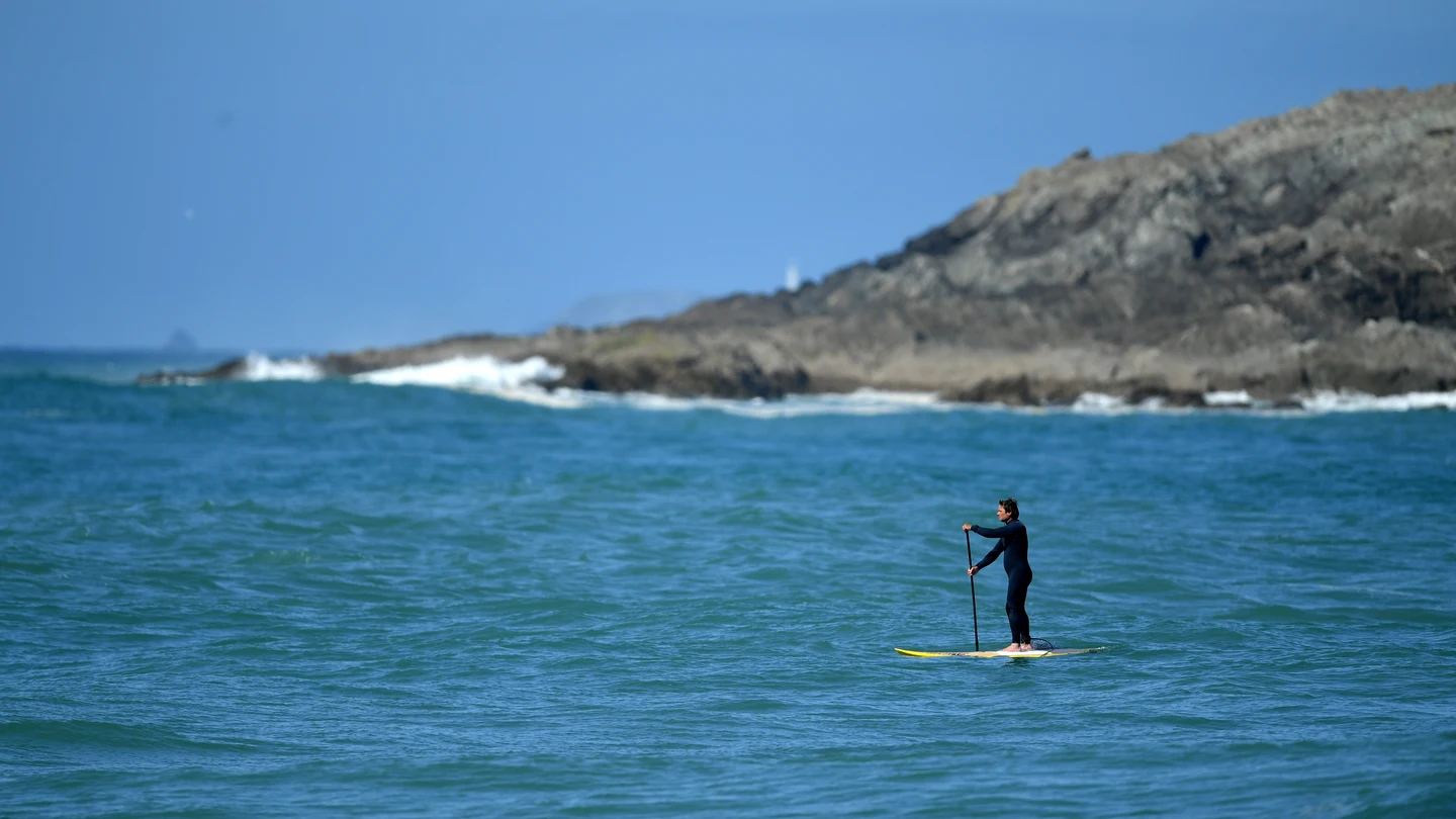 Hombre practicando Paddle Surf en Inglaterra Hombre practicando Paddle Surf en Inglaterra